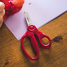 Dětské nůžky se zaoblenou špičkou Fiskars - červené