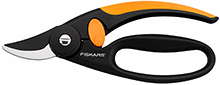 Dvoučepelové zahradní nůžky s chráničem prstů Fiskars Fingerloop P44